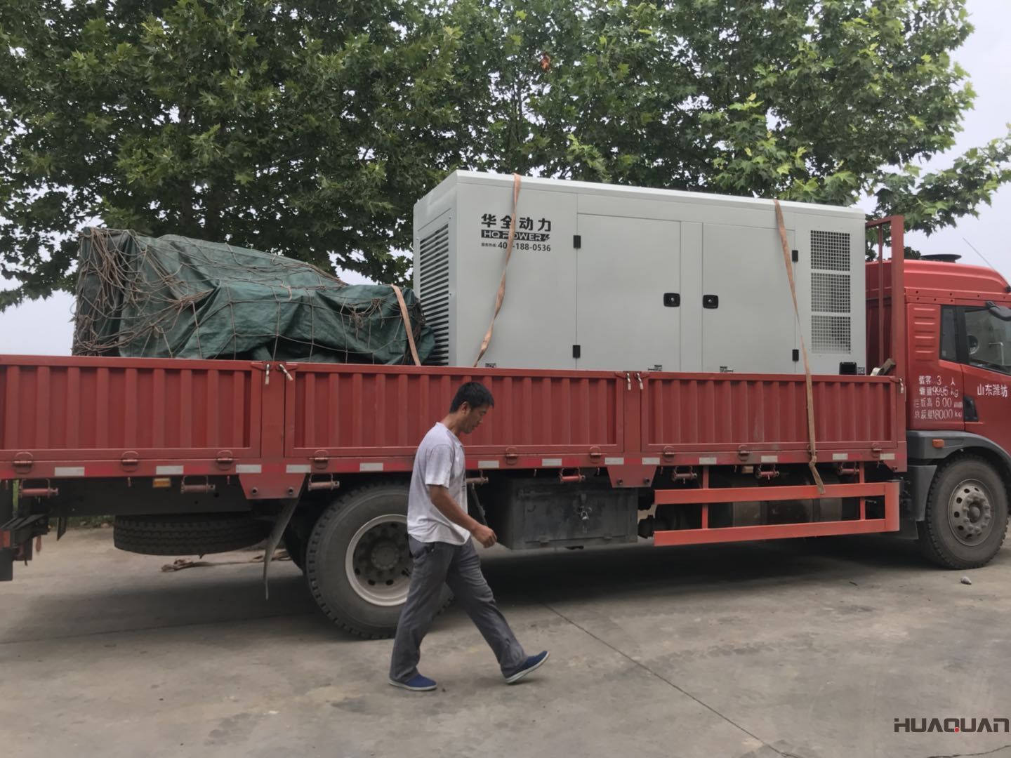 一臺HQ120GF靜音式防雨棚柴油發電機組于2018年7月12日發往河北省