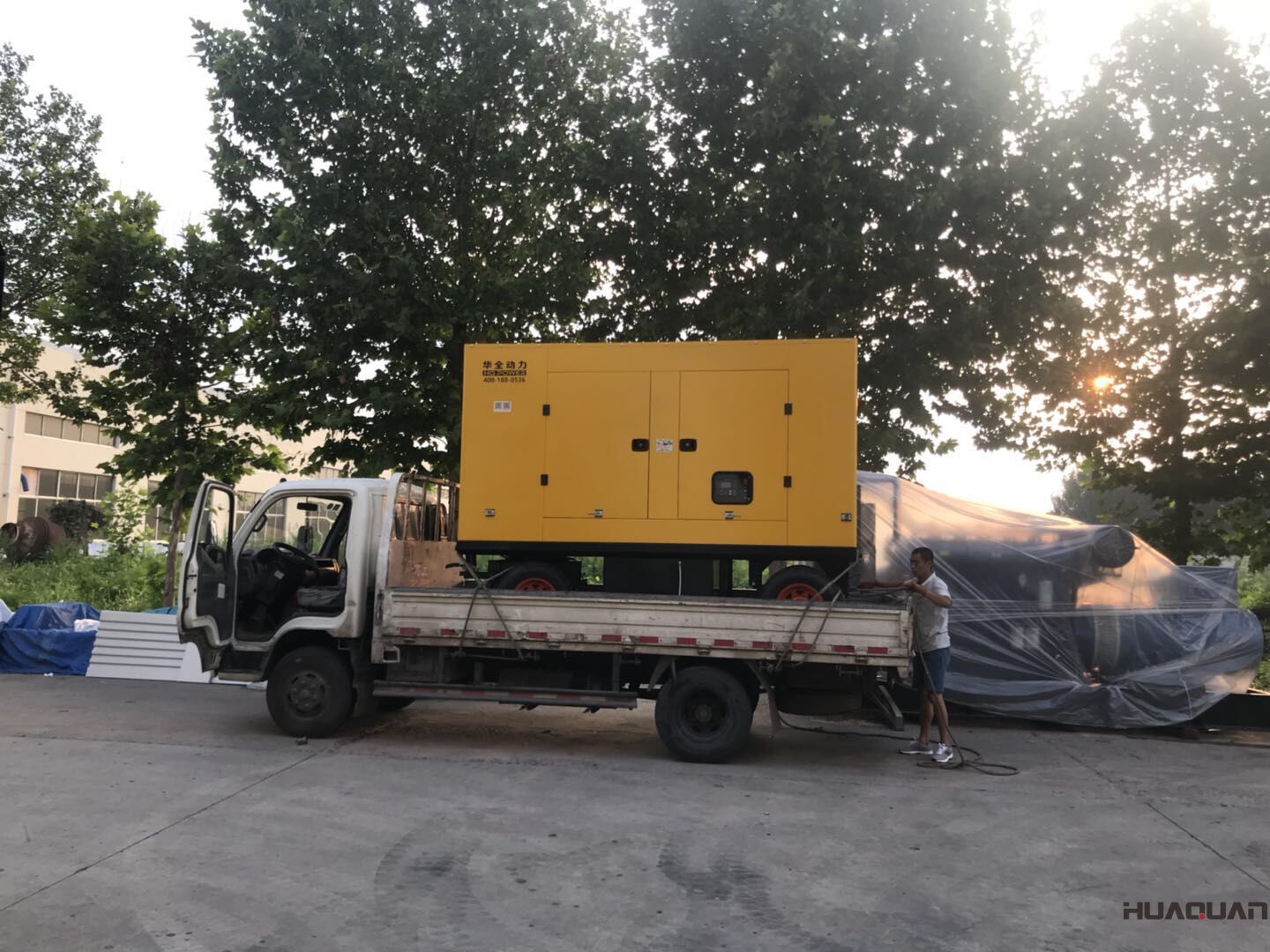 一臺(tái)250kw移動(dòng)拖車(chē)（含棚）型柴油發(fā)電機(jī)組于7月27號(hào)發(fā)往山東