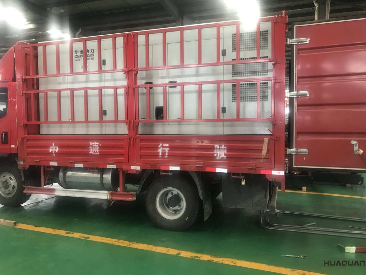 一臺300kw靜音箱型柴油發電機組于9月13日發往河南