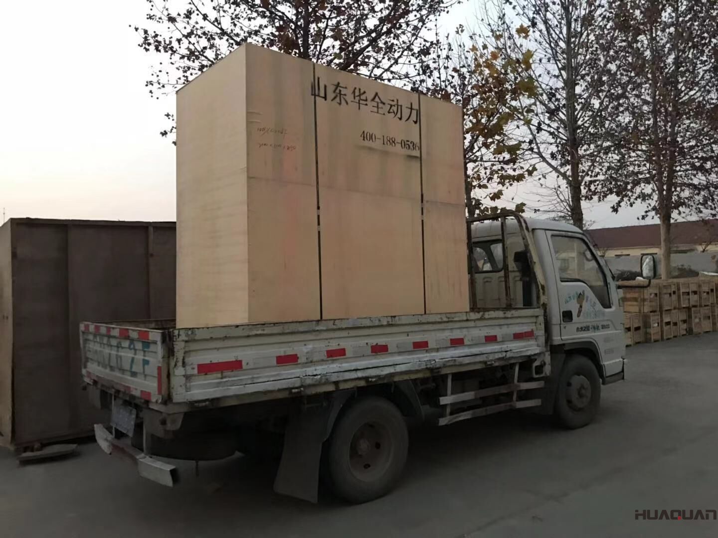 郭先生從華全動力訂購的一臺30kw靜音型防雨棚天然氣發(fā)電機(jī)組已于11月18日成功發(fā)往新疆省