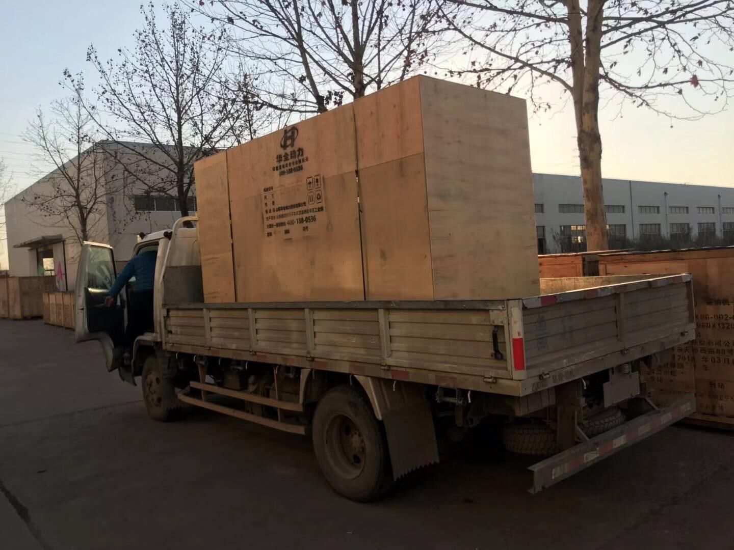  近北方地區用電量大幅度上升，這不華全動力一臺600kw靜音型柴油發電機組已于12月21日順利發往北京