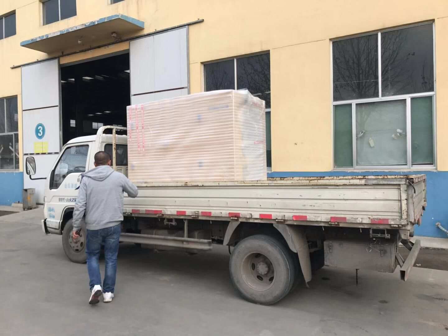 湖北省賀先生從華全動(dòng)力采購(gòu)的15kw發(fā)電機(jī)于12月31日順利發(fā)往目的地