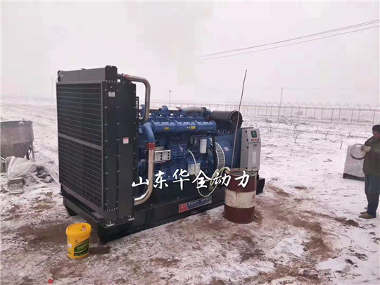 華全人冒雪前行，為客戶認真調(diào)試1000kW發(fā)電機組！
